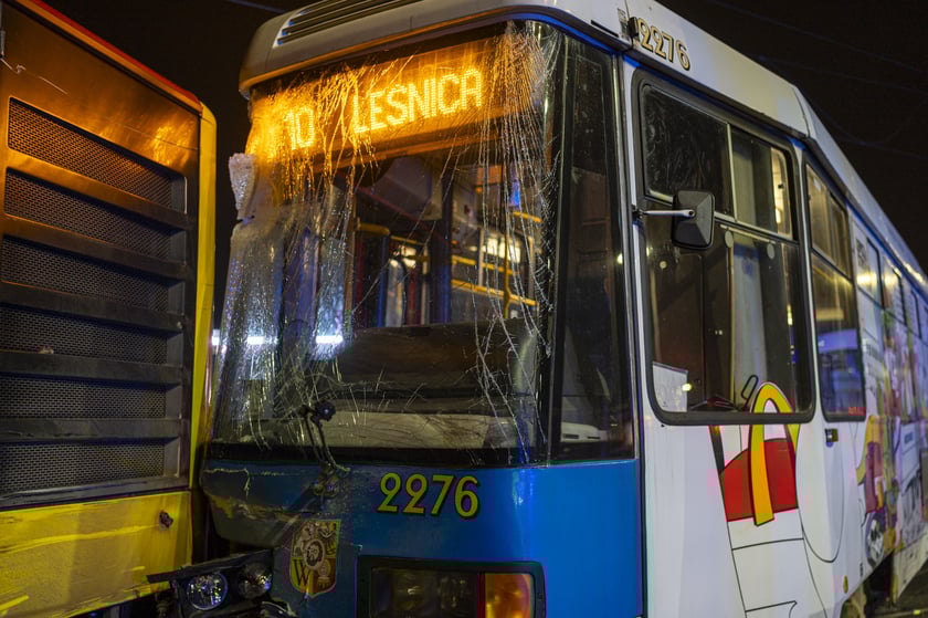 Tramwaj nr 10 wjechał w bok autobusu nr 107. Cztery osoby są lekko ranne
